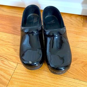 Black Patent Dansko Clogs size 39. US size 8.5-9